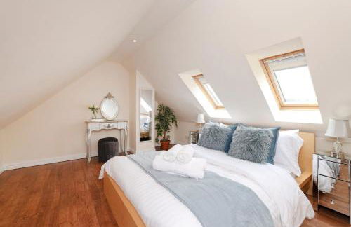 JOIVY Greenknowes Estate with Hot Tub and Bar - Farmhouse and Lodge - Photo 70