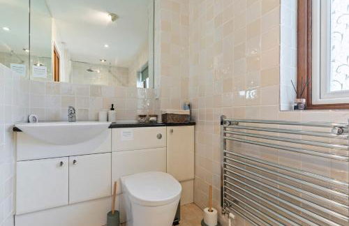 Stunning Countryside Home in Surrey by 53 Degrees Property, Ideal for Family Getaways, Private Tennis Court! - Foto 55