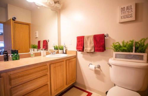 BEAUTIFUL COZY CONDO with POOLS/GYM-SELF CHECK-IN - Foto 20