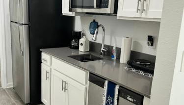 Mother in law suite private entrance washer and dryer in unit - Foto 4