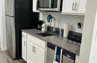 Mother in law suite private entrance washer and dryer in unit - Foto 4