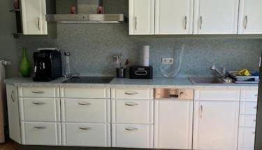 FeWo mit 3 SZ, direkte Innenstadtlage, Südterrasse, Parkplatz auf dem eigenem Privatgrundstück, 2x E-Bike und E-Autoladesäule inklusive, Konzertkirche, Schauspielhaus, FH, Jahnsportforum sowie der Tollensesee sind fußläufig in ein paar Minuten erreichbar - Foto 4