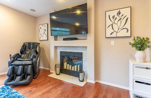 Spacious & Serene 6-Br Family Retreat in Kirkland - Photo 23