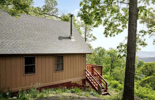 Rustic-Modern Chalet w/ Fire Pit, Deck & Views in Slanesville, WV - Foto 51