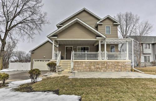 Eagan Home with Porch - 5 Mi to Mall of America! - Foto 2