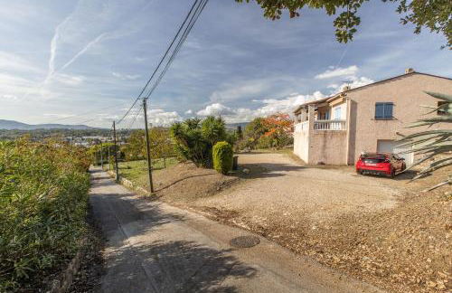 LB Vacation Rentals I Quiet Large 3-Bedroom Apartment with Terrace, Garden & Incredible Mountain View - Foto 30