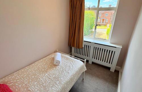 6-Beds, Private Road, Beautiful Garden - Foto 17