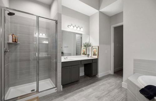 Luxe Modern 4B House with Office 20 min to DT - Foto 13