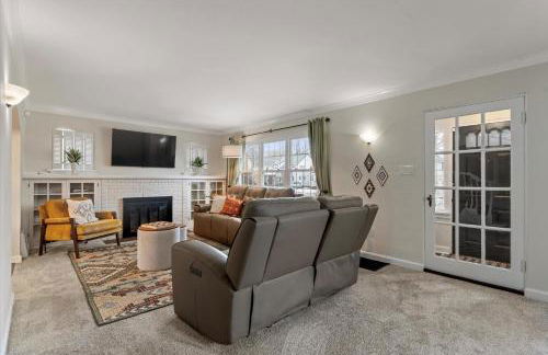 5 Mins to UND - Cozy 4BD with BBQ & Pool Table - Foto 2