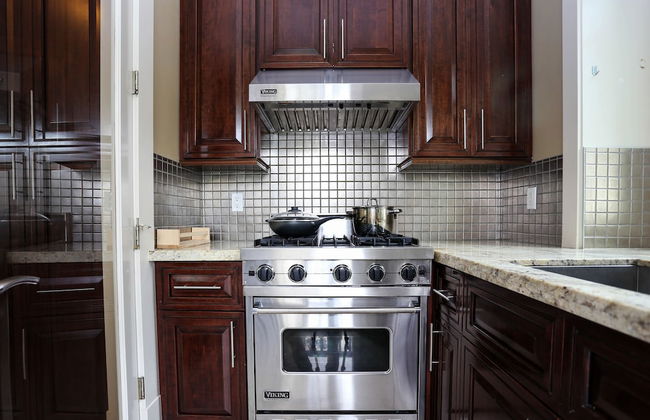 Grand 4 Bedroom Vacation House near Vancouver Downtown - Photo 18