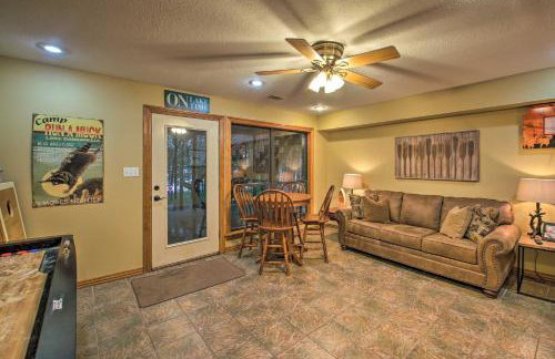 Waterfront Lake Dardanelle Home with Dock and Fire Pit - Foto 16