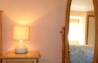 Lymington Courtyard: 4-Bed Modern Cottage Charm - Photo 7