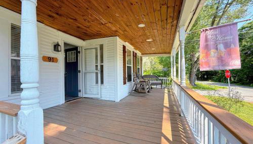 91M Renovated Bethlehem home with hot tub, firepit, large yard, walk to restaurants - Foto 5