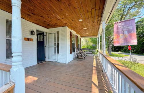 91M Renovated Bethlehem home with hot tub, firepit, large yard, walk to restaurants - Photo 5