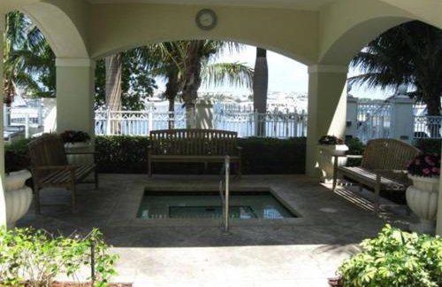 Luxurious, family-friendly 3BR condo on the water - Foto 8