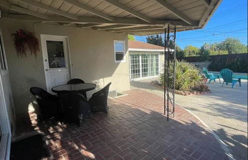 Granada Hills Private Unique Pool Luxury 4BR Family Retreat - Patio, Outdoor Dining, BBQ Grill, & Free Parking - Foto 23