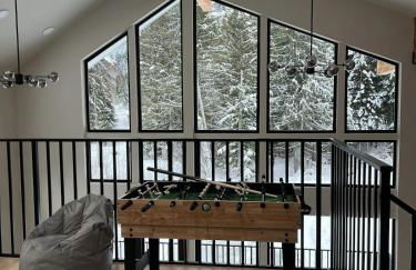 LUXE Hyak Retreat with Sauna, Hot Tub, Game Room, 6BR - Foto 32