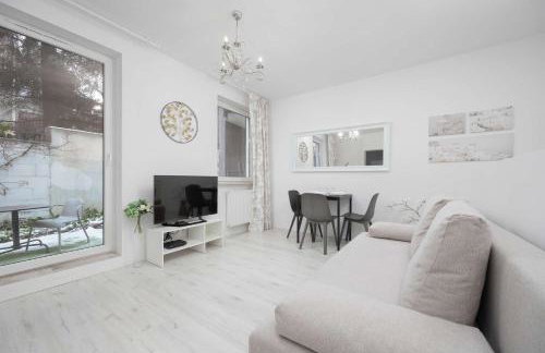 Jasny Apartament z Tarasem i Parkingiem by Noclegi Renters - Foto 1