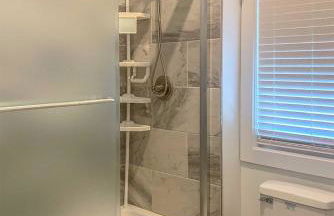 Beachfront Oasis with 2 Large Decks, BBQ and Views! - Foto 21