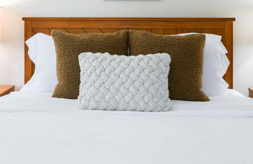 1820 House - VT Charm + Modern Comforts + Hot Tub - Foto 17