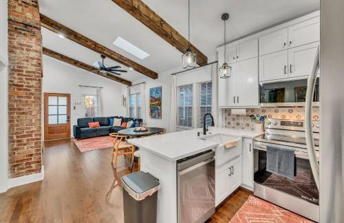 Fully Furnished Bungalow with Deck Near City Center - Foto 4