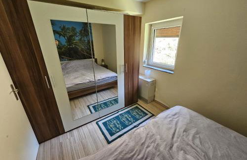 Winterberg Appartement 6 Pers aan Skilift grootste Skigebied nabij Bikepark Unieke locatie met zeer rustige tuin in het bos en het gezellige centrum leuke cafes restaurants en gratis zwembad sauna relax speelruimte parkeerplaats naast Der Brabander - Foto 44