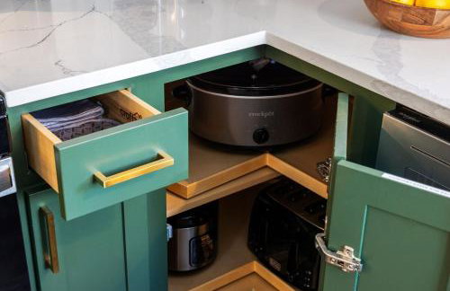 Chic Home with Large Private Yard! Hot Tub, Close To Downtown - Foto 6