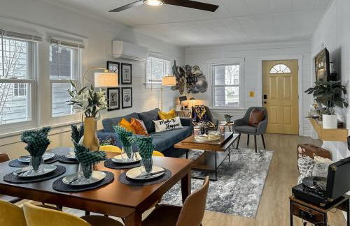 Step into School Spirit at the Golden Dome Getaway - Foto 12