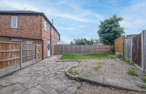 Stunning Home Ideal for comfort by Our Home Short Stays Free parking fast Wi-Fi and plenty of shops and eating options close by - Foto 18