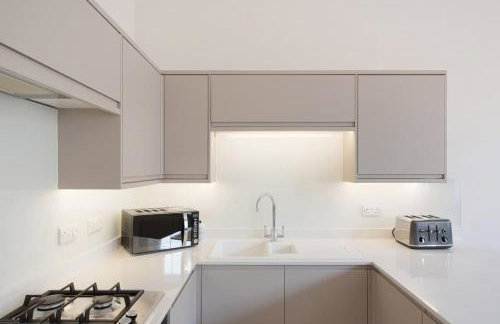 Large Luxury City Centre Flat with Balcony - Foto 14