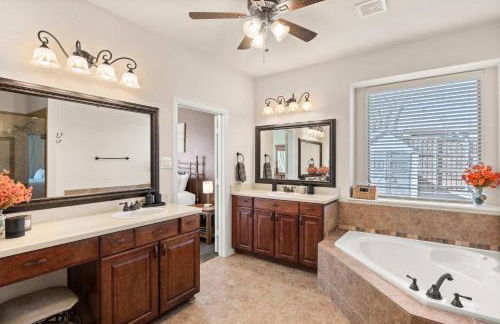 Spacious 4BR 3BA with Yard Mins to LakeLewisville - Foto 19