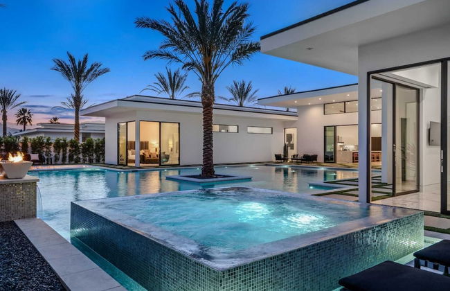 Villa Sleeps 17 w/ Pool, Firepit, Putting Green Bravo Villa 3 by Avantstay - Foto 2