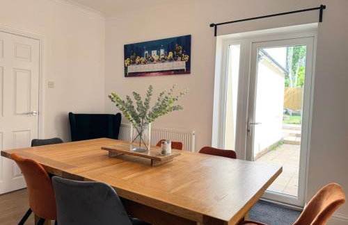 New Spacious 4 Bedrooms 5 Beds House Sleeps 8! - Foto 4