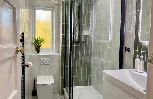 Newly refurbished 2 BR Apartment in South London - Photo 6