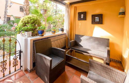Comfortable Spacious Family House, Large Terrace and Garden, Beach and Bars - Photo 17