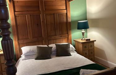 The Buxton Retreat A Luxurious 3-Storey Townhouse with Four Poster Bed and Double Jacuzzi Bath" - Photo 4