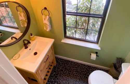 Modern Mountain Retreat with Deck and Hot Tub! - Foto 11