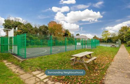 Meadow House with Driveway Parking, Spacious Garden, Fast Wifi and Smart TVs by Yoko Property - Foto 36