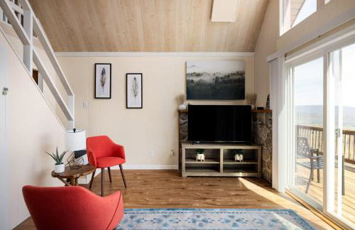 Lofted chalet cabin w hot tub fire pit & views - Foto 10