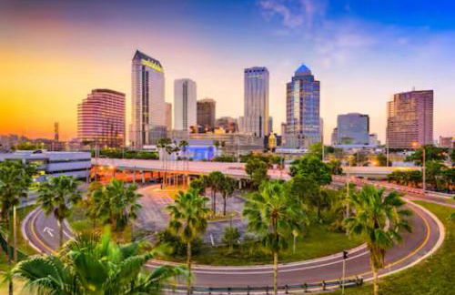 Chic & Spacious 4 Bedroom 3 Full Bathrooms Retreat in West Tampa and Pvt Backyard - Foto 24