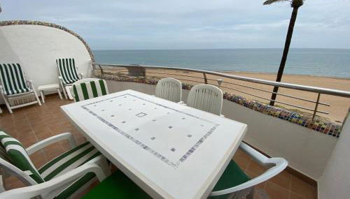 Apartamento en primera línea de playa con piscina y garaje gratuito - Foto 5