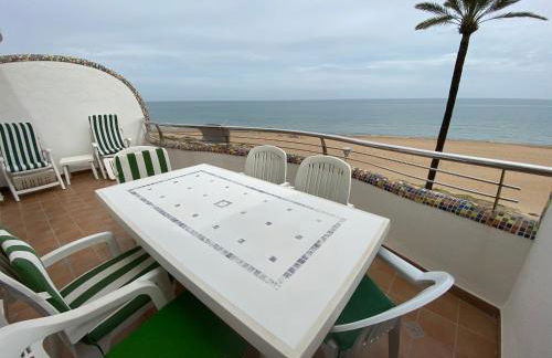 Apartamento en primera línea de playa con piscina y garaje gratuito - Foto 5