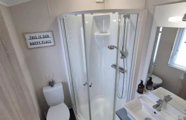 The Blue Lagoon 2 bedroom lodge with hot tub - Foto 7