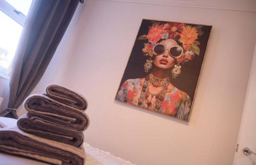 2BR City Centre Apartment By Travel Lets Short Term Rental Agency Derry With Free WiFi - Foto 49