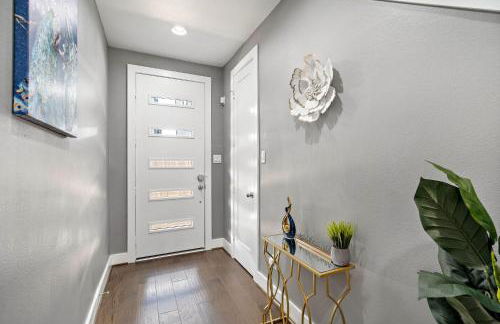 Luxury Downtown Home with Rooftop Deck And Skyline View - Photo 8