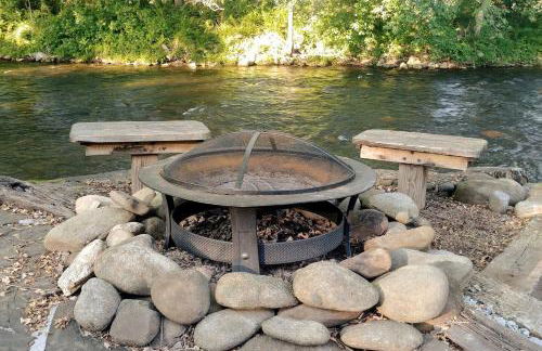 Water's Edge, Covered Porch, Deep Creek as your Backyard Haven, Hot Tub, Pool Table, Fire Pit, Close to Town & Entrance to National Park - Foto 8