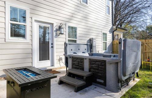 Bancroft Bungalow - Hot Tub, Fire Pit - Near Uptown - Foto 33