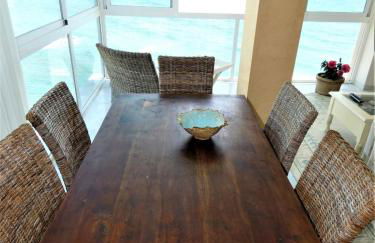 The Pearl with Private Beach Access - Foto 9