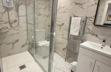 Spacious 4 Bed 4 Bath Stay with Free Parking - Foto 22