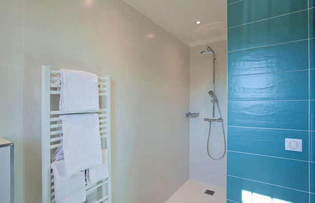 Superb Villa With Pool and sea View - Photo 25